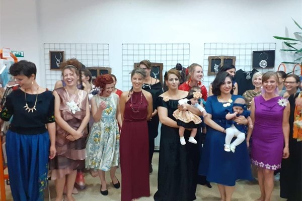 Djelatnice HCK na reviji odjeće i modnih dodataka tražiteljica azila 